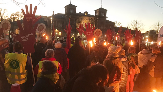 Stemningsfyldt demonstration på Kennedys Plads i Aalborg.